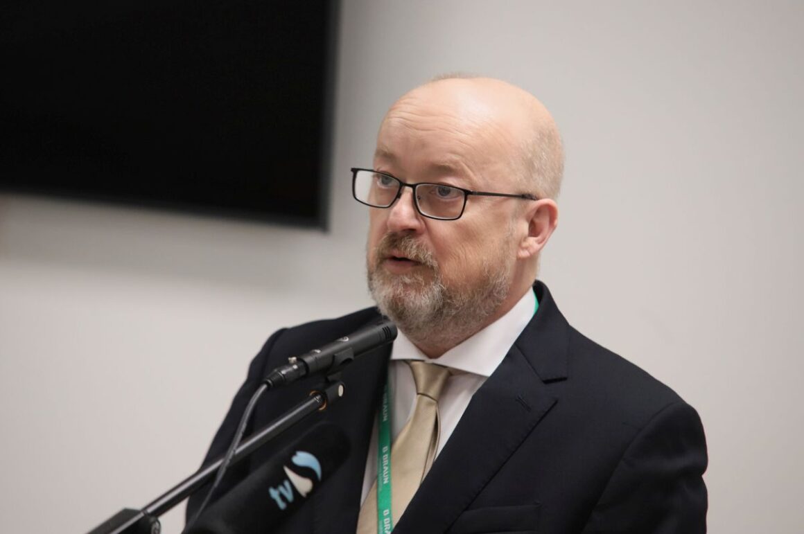 Dr. Laczkó Tamás főigazgató beszédet mond a Nógrád Vármegyei Szent Lázár Kórház Semmelweis-napi ünnepségén, 2026. június 26-án. (Fotó: Nógrád Vármegyei Szent Lázár Kórház/Gyurkó Péter)