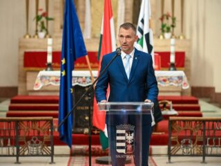 Kreicsi Bálint, Salgótarján polgármestere beszédet mond a Nemzeti Összetartozás Napja alkalmából rendezett városi ünnepségen a salgótarjáni Szent József Plébániatemplomban, 2026. június 4-én. (Fotó: Kreicsi Bálint | Facebook)