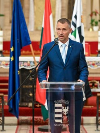 Kreicsi Bálint, Salgótarján polgármestere beszédet mond a Nemzeti Összetartozás Napja alkalmából rendezett városi ünnepségen a salgótarjáni Szent József Plébániatemplomban, 2026. június 4-én. (Fotó: Kreicsi Bálint | Facebook)