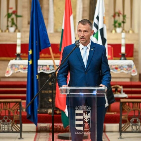 Kreicsi Bálint, Salgótarján polgármestere beszédet mond a Nemzeti Összetartozás Napja alkalmából rendezett városi ünnepségen a salgótarjáni Szent József Plébániatemplomban, 2026. június 4-én. (Fotó: Kreicsi Bálint | Facebook)