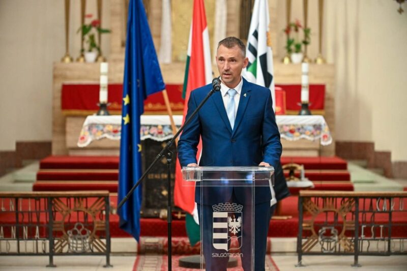 Kreicsi Bálint, Salgótarján polgármestere beszédet mond a Nemzeti Összetartozás Napja alkalmából rendezett városi ünnepségen a salgótarjáni Szent József Plébániatemplomban, 2026. június 4-én. (Fotó: Kreicsi Bálint | Facebook)
