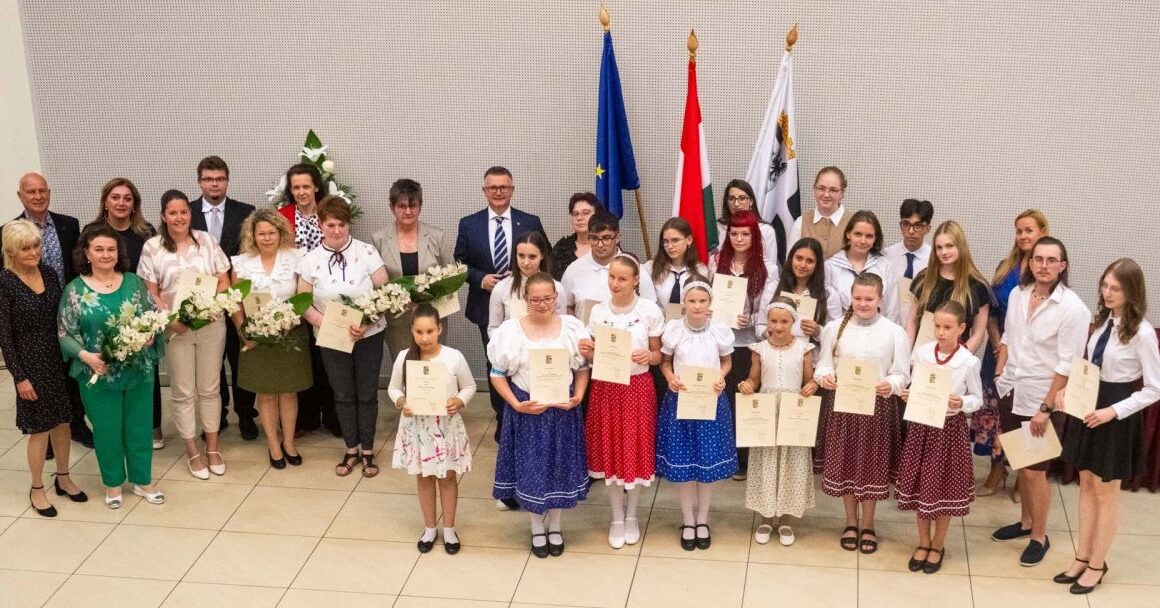 Országos versenyhelyezett diákokat és felkészítő tanáraikat díjazták Salgótarjánban, a Civil és Ifjúsági Házban rendezett ünnepségen, 2026. június 16-án. (Fotó: Fenyvesi Gábor | Facebook)