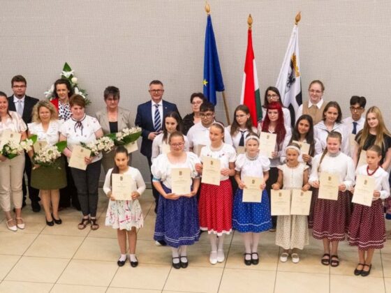 Országos versenyhelyezett diákokat és felkészítő tanáraikat díjazták Salgótarjánban, a Civil és Ifjúsági Házban rendezett ünnepségen, 2026. június 16-án. (Fotó: Fenyvesi Gábor | Facebook)