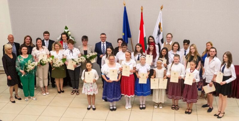 Országos versenyhelyezett diákokat és felkészítő tanáraikat díjazták Salgótarjánban, a Civil és Ifjúsági Házban rendezett ünnepségen, 2026. június 16-án. (Fotó: Fenyvesi Gábor | Facebook)