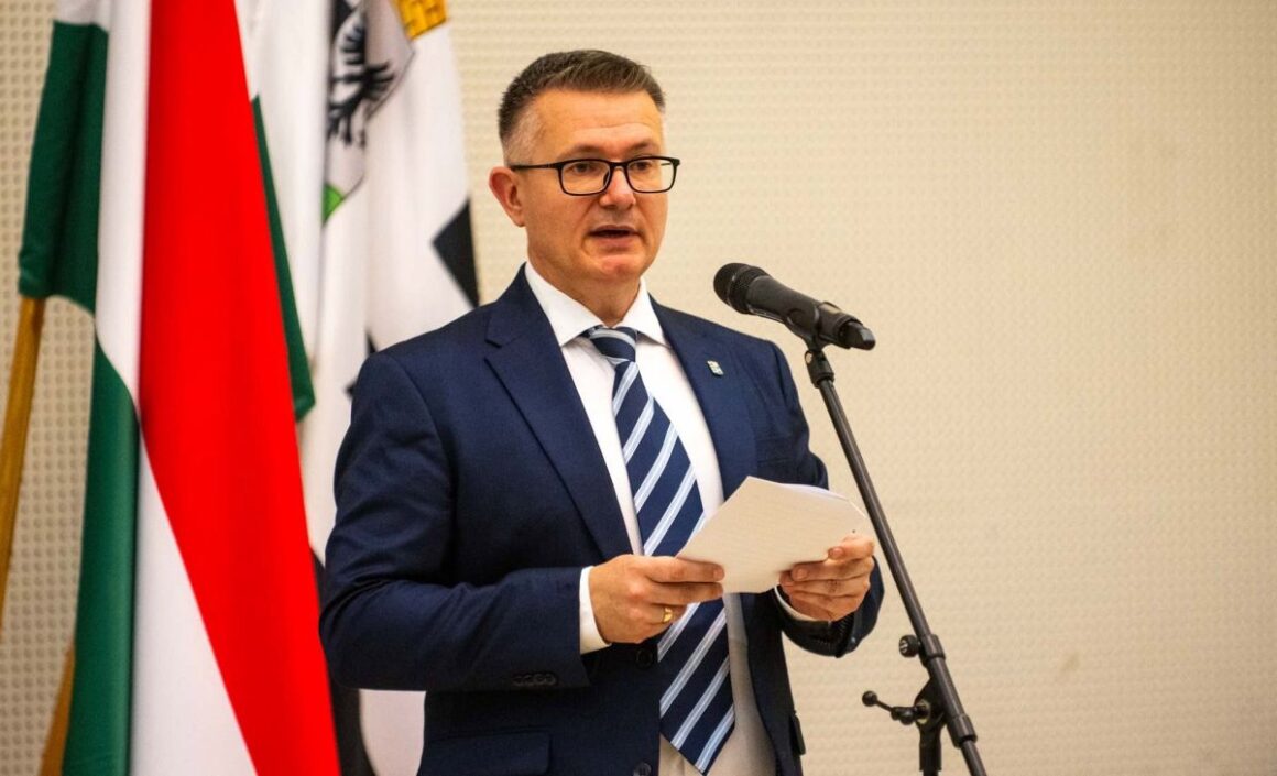 Fenyvesi Gábor köszöntője az országos versenyhelyezett diákok és felkészítő tanáraik számára megítélt elismerések átadóján a Salgótarjáni Civil és Ifjúsági Házban, 2026. június 16-án. (Fotó: Fenyvesi Gábor | Facebook)