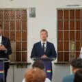 Vitézy Dávid közlekedési és beruházási miniszter, Magyar Péter miniszterelnök és Magyar Éva kormányszóvivő a Baross Gábor Vasútfejlesztési Terv kapcsán tartott sajtótájékoztatón a Rákospalota-Újpest vasútállomáson, 2026. július 22-én. (Fotó forrása: Magyarország Kormánya | YouTube)