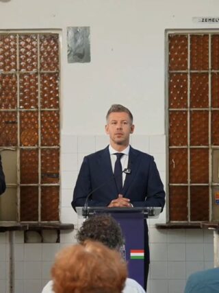 Vitézy Dávid közlekedési és beruházási miniszter, Magyar Péter miniszterelnök és Magyar Éva kormányszóvivő a Baross Gábor Vasútfejlesztési Terv kapcsán tartott sajtótájékoztatón a Rákospalota-Újpest vasútállomáson, 2026. július 22-én. (Fotó forrása: Magyarország Kormánya | YouTube)