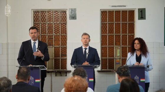 Vitézy Dávid közlekedési és beruházási miniszter, Magyar Péter miniszterelnök és Magyar Éva kormányszóvivő a Baross Gábor Vasútfejlesztési Terv kapcsán tartott sajtótájékoztatón a Rákospalota-Újpest vasútállomáson, 2026. július 22-én. (Fotó forrása: Magyarország Kormánya | YouTube)