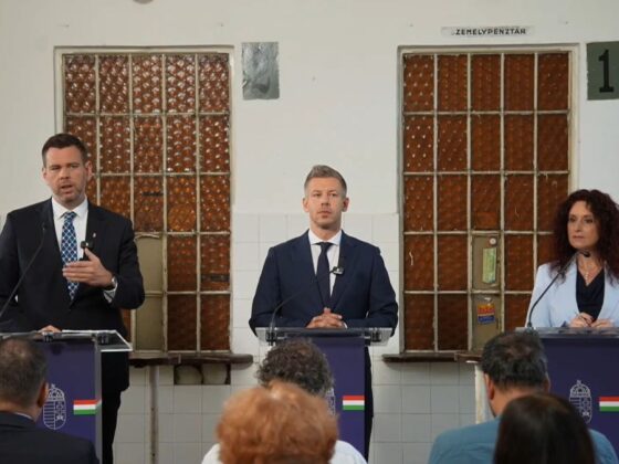 Vitézy Dávid közlekedési és beruházási miniszter, Magyar Péter miniszterelnök és Magyar Éva kormányszóvivő a Baross Gábor Vasútfejlesztési Terv kapcsán tartott sajtótájékoztatón a Rákospalota-Újpest vasútállomáson, 2026. július 22-én. (Fotó forrása: Magyarország Kormánya | YouTube)