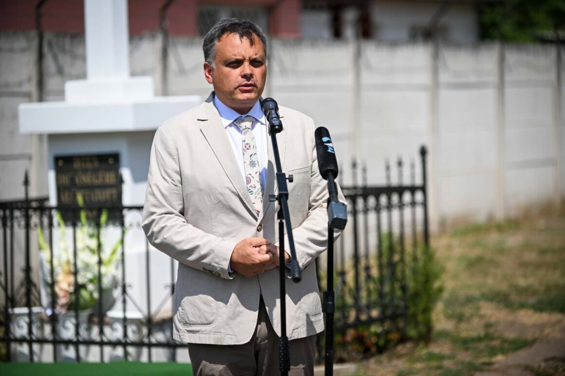 Latorcai Csaba országgyűlési képviselő, a KDNP ügyvezető alelnöke beszédet mond a megújult baglyasaljai Szent Kereszt újjászentelése előtt 2026. július 17-én. (Fotó: Kreicsi Bálint | Facebook)