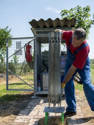 Archív fotó: Az országos jégkármérséklõ rendszer egyik talajgenerátorának üzemben tartója szétszereli a szerkezetet a Baranya megyei Garén 2018. május 7-én (Fotó: Sóki Tamás/MTI)