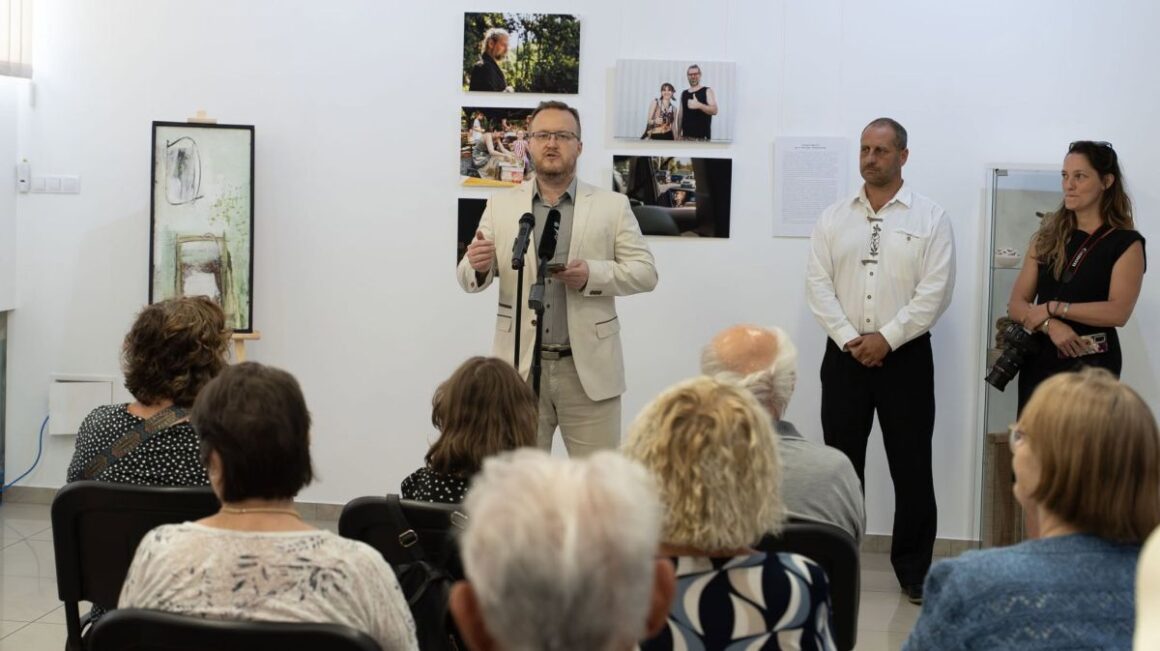 Rózsa Dávid, az Országos Széchényi Könyvtár főigazgatója Pohánka Xénia „Miért éppen Nógrád? – Palócföldi történetek” című fotókiállításának megnyitóján a salgótarjáni Dornyay Béla Múzeumban, 2026. július 10-én. (Fotó: Dornyay Béla Múzeum/Shah Timor | Facebook)