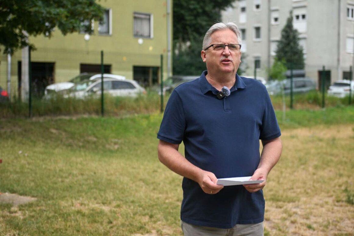 Tolnai Sándor alpolgármester, a zagyvapálfalvai városrész önkormányzati képviselője beszélt a SÁI Arany János Tagiskola sportudvarának felújításáról a munkaterület átadásakor, 2026. július 7-én. (Fotó: Tolnai Sándor | Facebook)