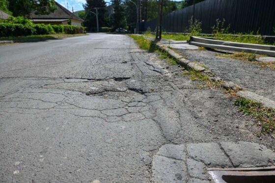 A felújítás előtt álló Baglyasi út a munkaterület átadásának napján, 2026. július 9-én. (Fotó: Kreicsi Bálint | Facebook)