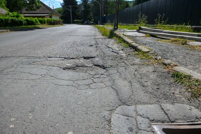 A felújítás előtt álló Baglyasi út a munkaterület átadásának napján, 2026. július 9-én. (Fotó: Kreicsi Bálint | Facebook)