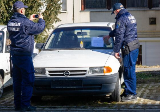 Archív fotó: Korábban felszólítást kaptak a hosszú ideje utcán tárolt gépjárművek tulajdonosai Salgótarjánban, most pedig a kocsik elszállítása is megkezdődött (Fotó: Kreicsi Bálint | Facebook)