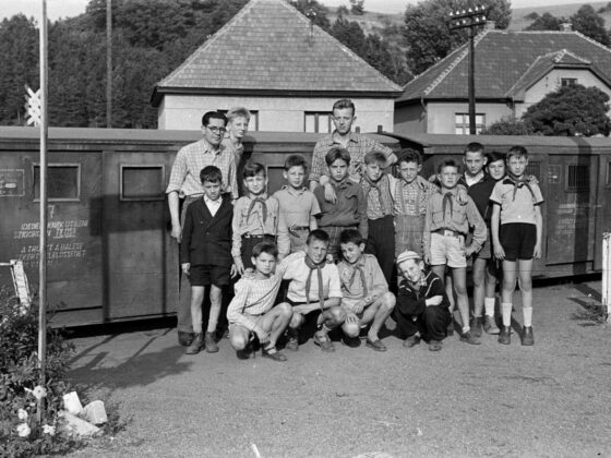 Illusztráció: Úttörők a Jónásch-telepen 1957-ben (Fotó: Fortepan / Lipovits Károly)