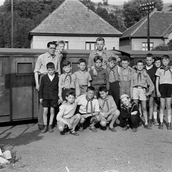 Illusztráció: Úttörők a Jónásch-telepen 1957-ben (Fotó: Fortepan / Lipovits Károly)