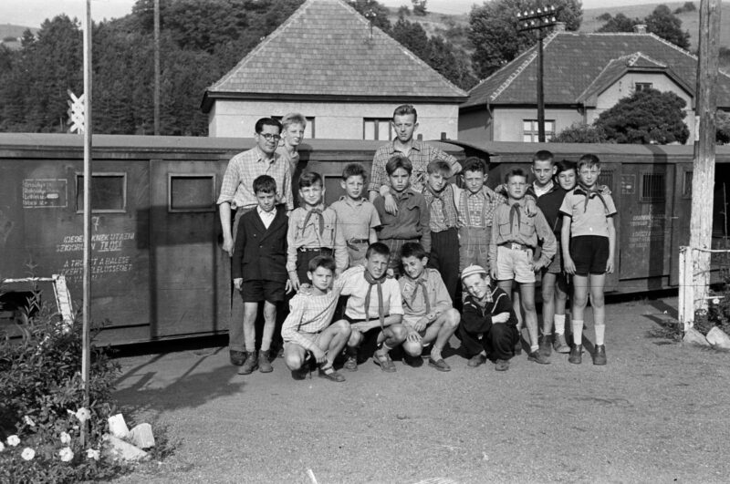 Illusztráció: Úttörők a Jónásch-telepen 1957-ben (Fotó: Fortepan / Lipovits Károly)