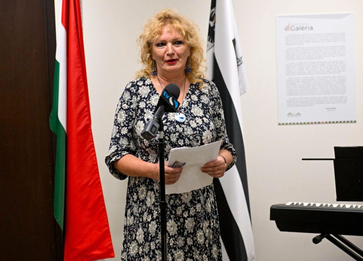 Gedeon Hajnalka, a salgótarjáni tűzzománc alkotótáborok egyik szervezője a salgótarjáni Városháza Galéria megnyitóján, 2026. július 15-én. (Fotó: Kreicsi Bálint | Facebook)