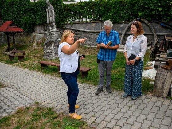 Az UNESCO Globális Geopark Hálózat ellenőrei és Shah Gabriella, a Dornyay Béla Múzeum igazgatója a salgótarjáni Bányamúzeum udvarán, 2026. augusztus 26-án. (Fotó: Kreicsi Bálint | Facebook)