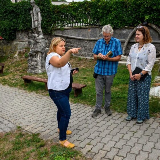 Az UNESCO Globális Geopark Hálózat ellenőrei és Shah Gabriella, a Dornyay Béla Múzeum igazgatója a salgótarjáni Bányamúzeum udvarán, 2026. augusztus 26-án. (Fotó: Kreicsi Bálint | Facebook)