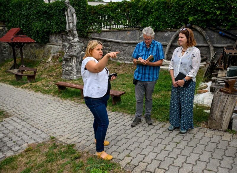 Az UNESCO Globális Geopark Hálózat ellenőrei és Shah Gabriella, a Dornyay Béla Múzeum igazgatója a salgótarjáni Bányamúzeum udvarán, 2026. augusztus 26-án. (Fotó: Kreicsi Bálint | Facebook)