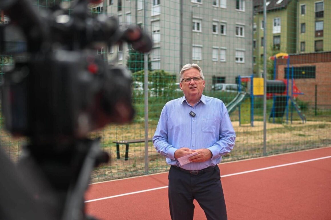 Tolnai Sándor alpolgármester, a városrész önkormányzati képviselője a SÁI Arany János Tagiskola 60 millió forintból megújult sportpályájának átadóján, 2026. augusztus 27-én. (Fotó: Fenyvesi Gábor | Facebook)