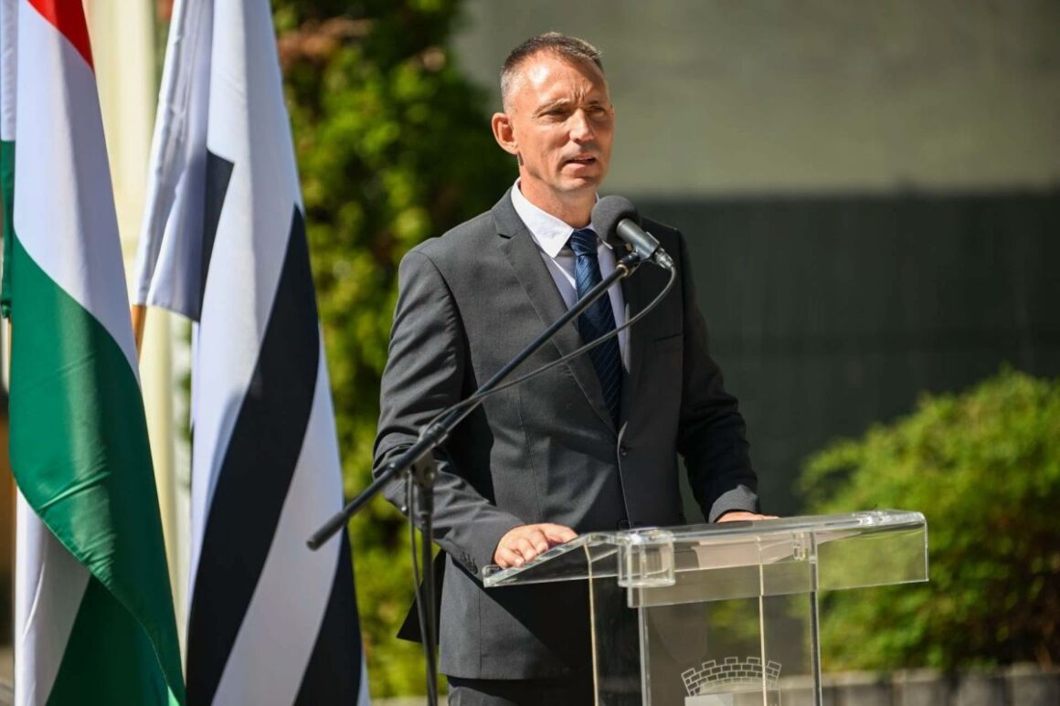 Kreicsi Bálint, Salgótarján polgármestere beszédet mond a városi ünnepségen, 2026. augusztus 20-án. (Fotó: Kreicsi Bálint | Facebook)