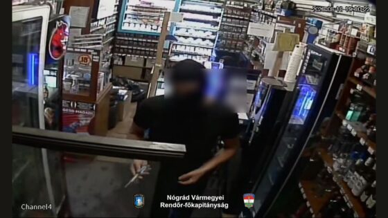 Fecskendővel és injekciós tűvel felfegyverkezve rabolt ki egy férfi egy salgótarjáni dohányboltot. (Fotó forrása: Nógrád Vármegyei Rendőr-főkapitányság | YouTube)