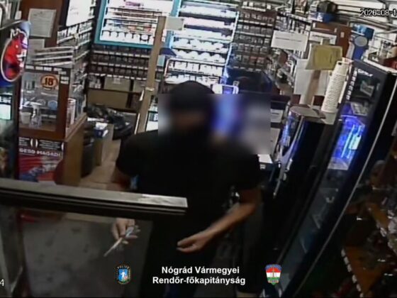 Fecskendővel és injekciós tűvel felfegyverkezve rabolt ki egy férfi egy salgótarjáni dohányboltot. (Fotó forrása: Nógrád Vármegyei Rendőr-főkapitányság | YouTube)