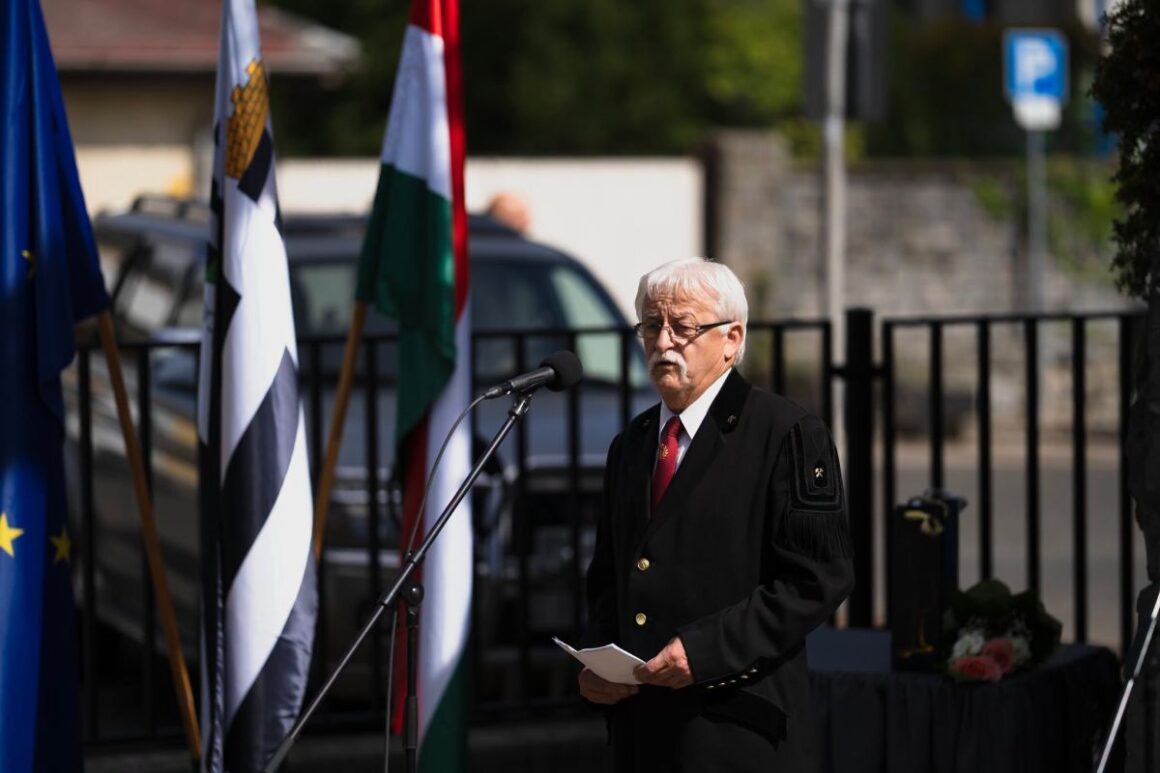Dobor István, a Nógrádi Bányász Nyugdíjas Szakszervezeti Bizottság elnöke beszédet mond a 76. Bányásznap alkalmából rendezett salgótarjáni koszorúzási ünnepségen, a Bányamúzeum udvarán, 2026. szeptember 4-én. (Fotó: REMEK Salgótarjáni Rendezvény-, Média, Turisztikai és Művelődési Központ | Facebook)