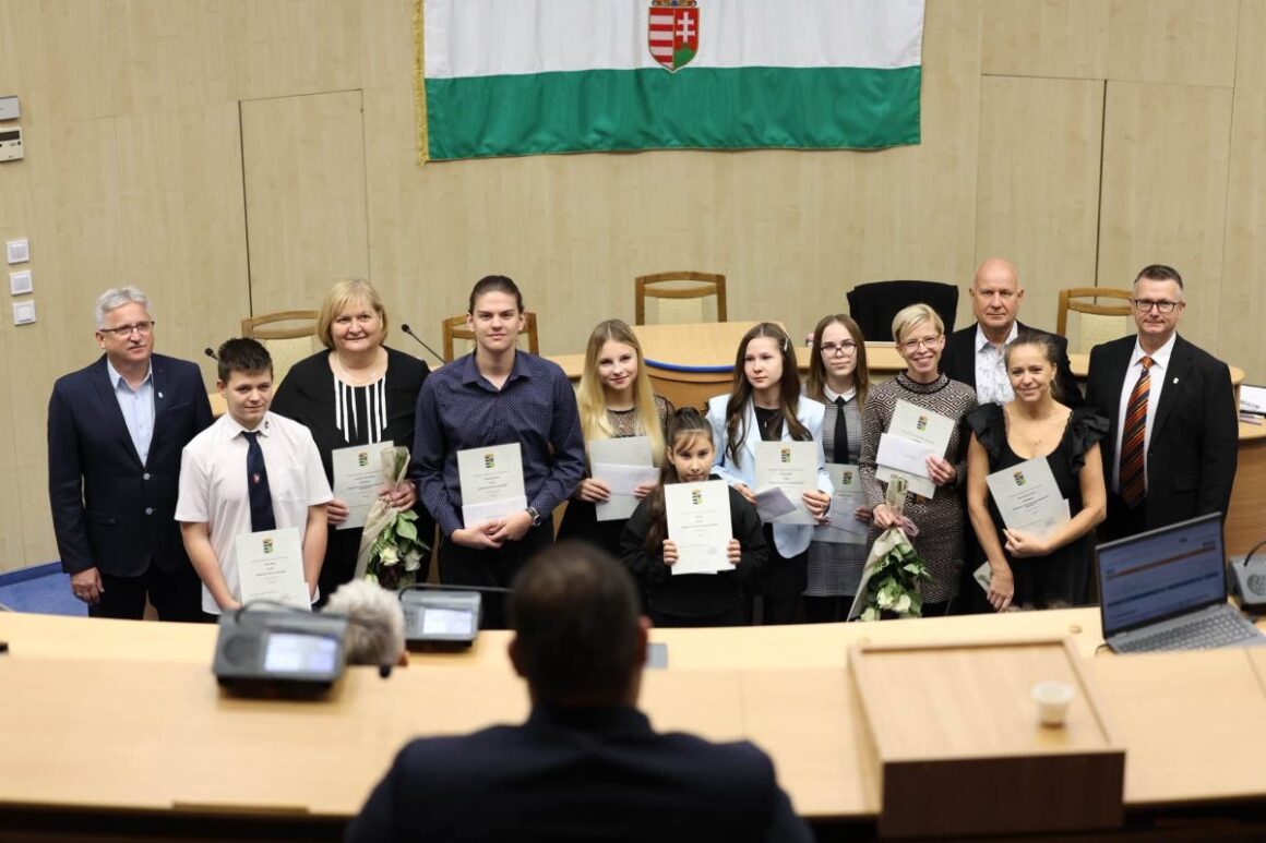 Tehetséges diákokat és felkészítő tanáraikat is díjazták a salgótarjáni közgyűlés ülésének elején, 2026. szeptember 24-én. (Fotó: Fenyvesi Gábor | Facebook)