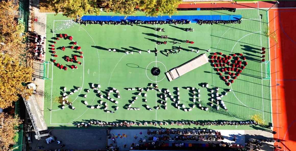 Élőképpel is köszönetet mondtak a gagarinos diákok a sportpálya felújításáért (Fotó: Kreicsi Bálint | Facebook)