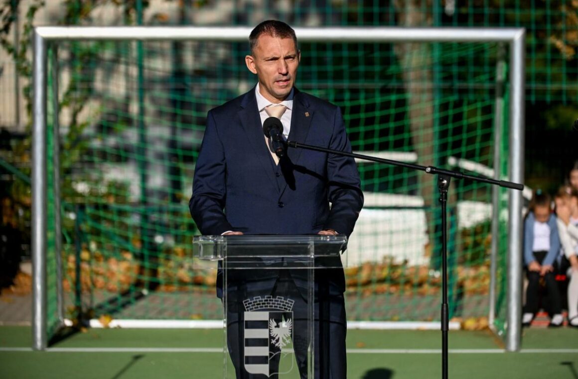 Kreicsi Bálint, Salgótarján polgármestere a Gagarin megújult sportpályáján tartott ünnepségen, 2026. október 13-án. (Fotó: Kreicsi Bálint | Facebook)