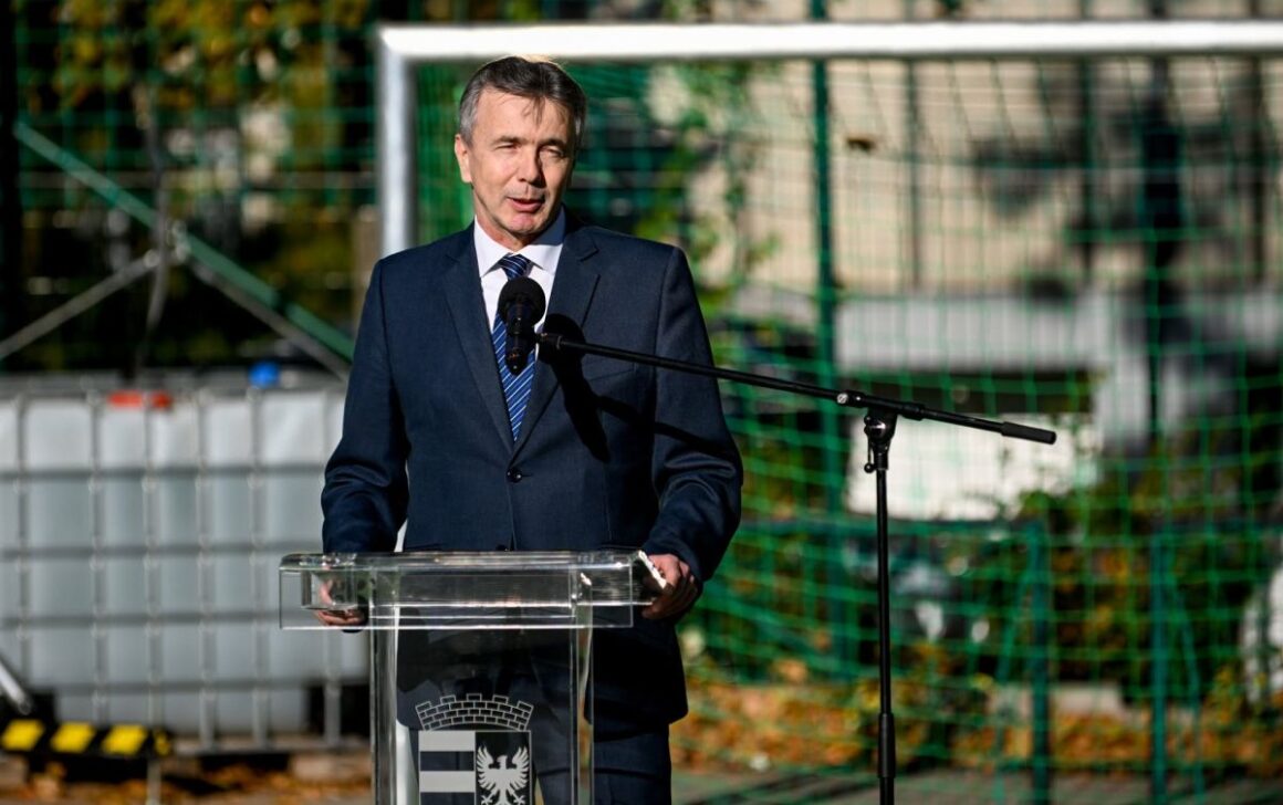 Bejegyzés hozzáadása Honlap ikon Megújult a Gagarin sportudvara · Bejegyzés Ctrl+K Vázlat mentése 42/100 Közzététel Blokk típusának vagy stílusának módosítása Mozgasd a(z) Bekezdés blokkot a(z) 8 pozícióból a következő pozícióba: 7 Bekezdés blokkot a tartalom végén nem lehet lefelé mozgatni Szöveg igazításának módosítása További blokkeszközök megjelenítése Megújult a Gagarin sportudvara Birtokba vehették a Salgótarjáni Általános Iskola Székhelyintézménye, azaz a Gagarin megújult sportpályáját az iskola diákjai, akik hálájuk jeléül ünnepi műsort adtak kedd délelőtt. Kreicsi Bálint, a megyeszékhely polgármestere az eseményen kifejtette: egy város nem csak az utakról, terekről, épületekről szól, hanem sokkal inkább a benne élő közösségről, melyen belül a gyermekek a legfontosabbak. Mint felidézte, e beruházás körvonalait még az előző városvezetés rajzolta meg, és rájuk hárult a feladat, hogy kivitelezzék. Nem gondolták azt, hogy mindent el kellene törölni, amit korábban megálmodtak, sokkal inkább úgy vélték, hogy azt kell megnézni, mi a fontos, és azt meg is kell építeni. A városvezető hangsúlyozta: egy város számára nem lehet fontosabb más, mint a jövője, azt pedig a gyermekek képviselik. A gyermekeket segíteni kell az általuk bejárt úton, ennek pedig fontos része az is, hogy méltó környezetben, kellemes emlékekkel tudják megélni a gyermekkorukat – mondta. A városvezető arról is beszélt: tisztában vannak vele, hogy sok feladat van még hátra. Ezek között említette a Petőfi Sándor Tagiskola komplex felújítását, melyet a szaktárcának küldött levelében is szorgalmazott az önkormányzat. Mint arról Kreicsi Bálint polgármester írt közösségi oldalán, a projekt összességében még nem zárult le, a kivitelező az iskola bejárata előtti területen folytatja a rábízott feladatokat. A sportudvar a projekt lezárásáig csak oktatási keretek között használható, a baráti társaságok, civil közösségek számára a hétvégi használat rendjét ezt követően fogják tudni kialakítani. A polgármester végezetül köszönetet mondott a tervezőnek, a kivitelező cégnek és munkatársainak, az ellenőröknek, és mindenkinek, aki segítette a munkát. Háláját fejezte ki továbbá a pedagógusoknak és a gyermekeknek a türelemért, illetve a színvonalas műsorért, mellyel emlékezetessé tették ezt a napot. Simon Tibor, a Salgótarjáni Tankerületi Központ igazgatója felidézte: 25 évvel ezelőtt friss igazgatóként kezdte meg a tanévet a Gagarinban, és már ekkor problémát jelentett a sportpálya állapota. A bitumenes pályára sok évvel később gumiburkolat került, ám azóta már afelett is eljárt az idő, így ismét szükségessé vált a felújítás. A diákok most egy kiváló minőségű, a testet kímélő, ugyanakkor számos sportág űzésére alkalmas pályát vehetnek birtokba – hangsúlyozta. Tőzsér Katalin, a Salgótarjáni Általános Iskola és Kollégium főigazgatója kifejtette: a Terület- és Településfejlesztési Operatív Program (TOP) Plusz által támogatott beruházásnak köszönhetően immár egy modern, a 21. századi igényeknek megfelelő rekortán borítású sportpályát használhat az iskola 600 fős diákközössége. A pályán röplabdázásra, kosárlabdázásra és futballozásra is alkalmas, de futópálya és távolugró gödör is várja a diákokat. Mindemellett fejlesztő játékokat is elhelyeztek az udvaron – tette hozzá Tőzsér Katalin, hangsúlyozva, hogy a pálya megújulásával egy régi álom vált valóra. A diákok változatos műsorát tánc, ének, valamint karika és sportbemutató is színesítette, az esemény végül felszabadult ünnepléssel, tánccal, zenével és zsíroskenyér partyval zárult. Mozgatás felMozgatás leYoast SEO panel összezárása SEO Olvashatóság Séma Közösségi beállítások Fókusz kulcsszóSegítség a pontos kulcskifejezés választásához(Új böngésző lapon nyílik) Ajánlott kapcsolódó kulcsszavak(Új böngésző lapon nyílik) Keresés megjelenése Determine how your post should look in the search results. Előnézet mint: Mobil eredményAsztali eredmény Url előnézet: 3100.hu 3100.hu SEO cím előnézet: Megújult a Gagarin sportudvara - 3100.hu Metaleírás előnézete: okt 13, 2026 － Kérlek töltsd ki a meta description részt itt a snippet editálásával. Viszont ha most nem akarod, Google megpróbálja megtalálni a releváns részeit a beküldésednek (post) majd a keresési találatokban. SEO cím Változó beillesztése Generate SEO title Címsor Oldal Elválasztó Oldalcím Keresőbarát kifejezés megujult-a-gagarin-sportudvara Metaleírás Változó beillesztése Generate meta description SEO-elemzésA SEO-pontok kiszámításához Írjon be egy fő kulcskifejezést Kapcsolódó kulcskifejezések hozzáadása Premium Track SEO performance Content blocks Új Belső linkelési javaslatok Premium Sarokkő-tartalom Haladó Insights Mozgatás felMozgatás leWP QUADS - Hide Ads panel összezárása Bejegyzés Blokk Megújult a Gagarin sportudvara Kiemelt kép beállítása Kivonat hozzáadása... 432 szó, 2 perc olvasási idő. Legutóbb szerkesztve egy másodperc telt el. Állapot Vázlat Közzététel Azonnal Keresőbarát név megujult-a-gagarin-sportudvara Szerző Rozgonyi Rita Beszélgetés Nyitva Változatok 2 Formátum Alapértelmezett Megkettőzés Lomtárba MonsterInsights Exclude page from Google Analytics Tracking Toggle to prevent Google Analytics from tracking this page. Show Page Insights This is a PRO feature. Upgrade Add a Site Note Add a Site Note when publishing this post Yoast SEO SEO-elemzés: Javítani szükséges Olvashatósági elemzés: Javítani szükséges Javítsd a bejegyzésedet a Yoast SEO segítségével Kategóriák Kategória keresése Kategória keresése 112 3100+ Határon túl Jegyzetek Minket is érint Nógrád megye Szomszédok Egészségügy Egyéb Eközben Nógrádban Gazdaság Helyi ügyek Közélet Közlekedés Kultúra Oktatás Programok Sport Természet Uncategorized Kategória hozzáadása Címkék Címke hozzáadása A Gagarin Tagiskola sportudvarának felújítása (1 / 9)A Gagarin Tagiskola sportudvarának felújítása Gagarin Tagiskola (2 / 9)Gagarin Tagiskola Kreicsi Bálint (3 / 9)Kreicsi Bálint oktatás (4 / 9)oktatás Salgótarján (5 / 9)Salgótarján Salgótarjáni Általános Iskola és Kollégium Székhelyintézmény (6 / 9)Salgótarjáni Általános Iskola és Kollégium Székhelyintézmény Simon Tibor (7 / 9)Simon Tibor TOP Plusz - Salgótarján (8 / 9)TOP Plusz - Salgótarján Tőzsér Katalin (9 / 9)Tőzsér Katalin Elválasztás vesszőkkel, vagy Enter billentyűvel Legtöbbet használt SalgótarjánNógrád megyebűnügyekNógrád Megyei Rendőr-főkapitányságprogramokFekete ZsoltKreicsi BálintBalassagyarmatprojektekSalgótarjáni Rendőrkapitányság Featured Locations Mozgatás felMozgatás leLayout Options panel összezárása Page Layout Default Page Header Default Auto Load Next Post Default Mozgatás felMozgatás leSend a push notification panel összezárása Action required Configuration needed Közzététel panel megnyitása Bejegyzés Bekezdés ÉrtesítésekVázlat mentve. Párbeszéd bezárása Kiemelt kép Fájlok feltöltéseMédiatár Média szűréseSzűrés típus alapján Képek Szűrés dátum alapján Összes dátum Médiafájlok keresése Médialissta 84 / 4729 médiaelem megjelenítése Továbbiak betöltése Csatolmány részletei st_gagarin_sportudvar_unnepseg_4.jpg 2026.10.13. 113 KB 1200 x 753 pixel Kép szerkesztése Végleges törlés Alternatív szöveg Tanuljuk meg, hogyan ismertessük a kép célját(megnyitás új fülön). Csak akkor hagyjuk üresen, ha a kép kizárólag dekorációs célt szolgál.Cím st_gagarin_sportudvar_ünnepség_4 Felirat Simon Tibor, a Salgótarjáni Tankerületi Központ igazgatója a Gagarin megújult sportpályáján tartott ünnepségen, 2026. október 13-án. (Fotó: Kreicsi Bálint | Facebook) Leírás Fájl URL: https://3100.hu/wp-content/uploads/2026/10/st_gagarin_sportudvar_unnepseg_4.jpg URL másolása a vágólapra Kijelölt médiaműveletekKiemelt kép beállítása Nincs fájl kiválasztva