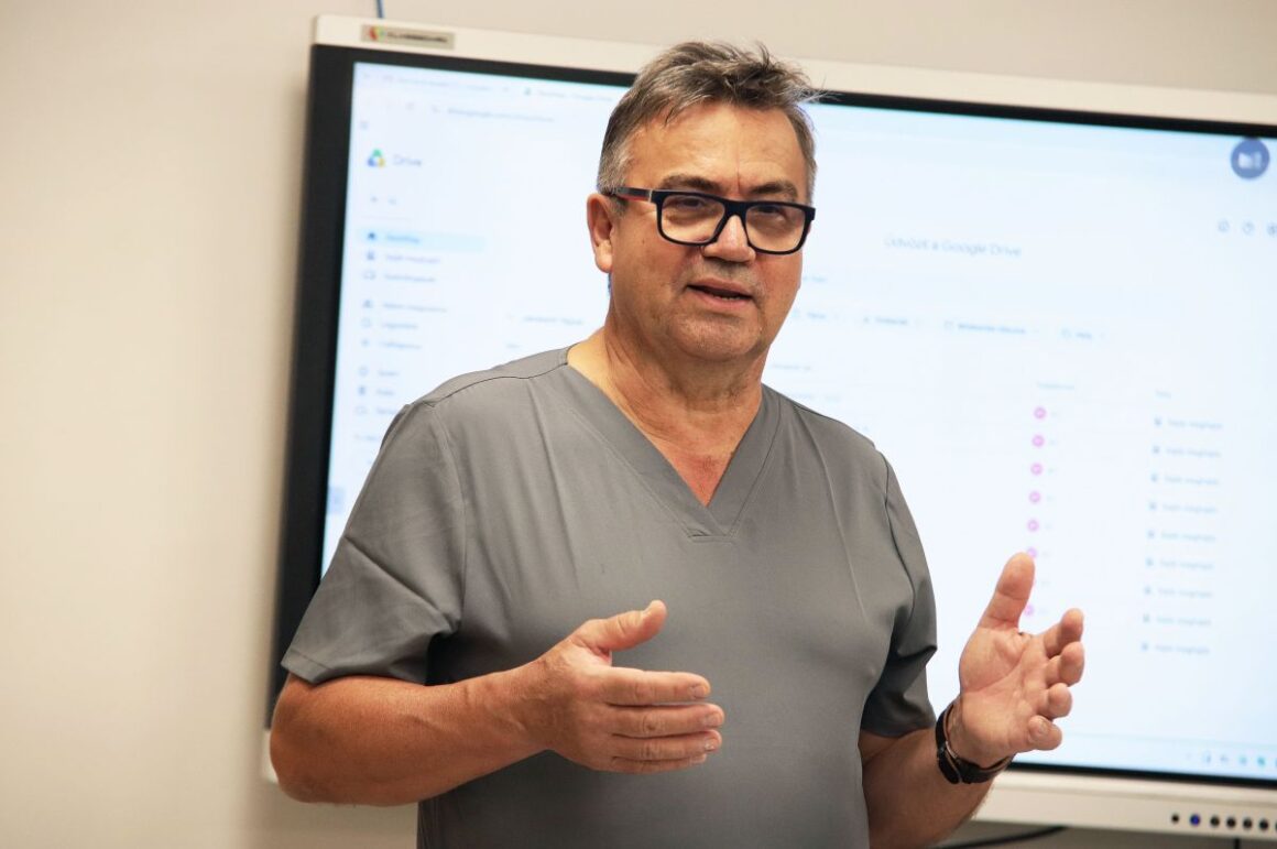 Dr. Pasztuhov Ágoston, a salgótarjáni kórház Szülészet – Nőgyógyászat Osztályának osztályvezető főorvosa a szülésfelkészítő tanfolyamon, 2026. október 15-én. (Fotó: Nógrád Vármegyei Szent Lázár Kórház/Gyurkó Péter)