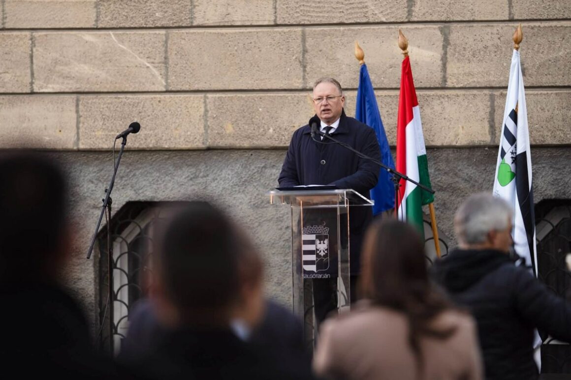 Skuczi Nándor, a megyei közgyűlés elnöke a salgótarjáni Megyeházánál rendezett megemlékezésen, 2026. október 23-án. (Fotó: REMEK Salgótarjáni Rendezvény-, Média, Turisztikai és Művelődési Központ | Facebook)