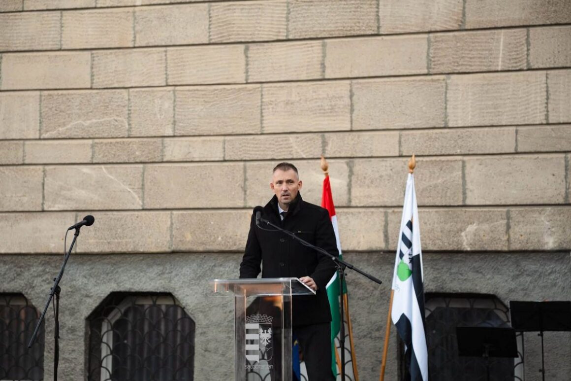Kreicsi Bálint, Salgótarján polgármestere a salgótarjáni Megyeházánál rendezett megemlékezésen, 2026. október 23-án. (Fotó: REMEK Salgótarjáni Rendezvény-, Média, Turisztikai és Művelődési Központ | Facebook)