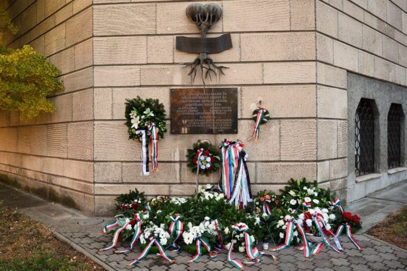 Az emlékezés virágai a salgótarjáni Megyeházánál, az ’56-os Nógrád megyei mártírok emlékére állított emléktáblánál 2026. október 23-án. (Fotó: REMEK Salgótarjáni Rendezvény-, Média, Turisztikai és Művelődési Központ | Facebook)