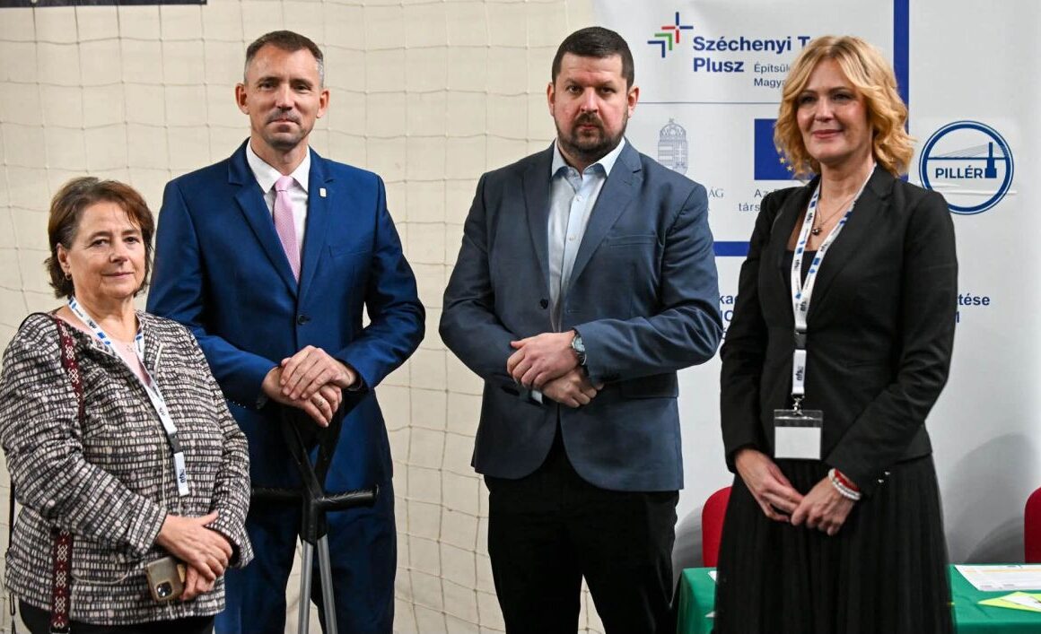 Tamási Ildikó, a Nógrád Megyei Kormányhivatal Foglalkoztatási, Foglalkoztatás-felügyeleti és Munkavédelmi Főosztályának főosztályvezetője; Kreicsi Bálint, Salgótarján polgármestere; Szabó Imre Szilárd, a Szociális és Családügyi Minisztérium foglalkoztatásért és programokért felelős helyettes államtitkára és Handó Beatrix, a Nógrád Megyei Kormányhivatal Salgótarjáni Járási Hivatalának vezetője a salgótarjáni állásbörzén, 2026. október 15-én. (Fotó: Fenyvesi Gábor | Facebook)