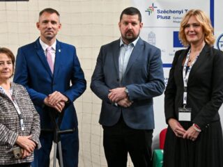 Tamási Ildikó, a Nógrád Megyei Kormányhivatal Foglalkoztatási, Foglalkoztatás-felügyeleti és Munkavédelmi Főosztályának főosztályvezetője; Kreicsi Bálint, Salgótarján polgármestere; Szabó Imre Szilárd, a Szociális és Családügyi Minisztérium foglalkoztatásért és programokért felelős helyettes államtitkára és Handó Beatrix, a Nógrád Megyei Kormányhivatal Salgótarjáni Járási Hivatalának vezetője a salgótarjáni állásbörzén, 2026. október 15-én. (Fotó: Fenyvesi Gábor | Facebook)