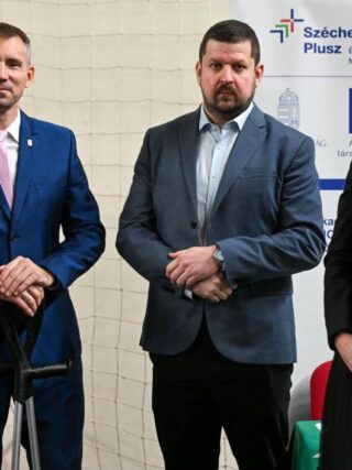 Tamási Ildikó, a Nógrád Megyei Kormányhivatal Foglalkoztatási, Foglalkoztatás-felügyeleti és Munkavédelmi Főosztályának főosztályvezetője; Kreicsi Bálint, Salgótarján polgármestere; Szabó Imre Szilárd, a Szociális és Családügyi Minisztérium foglalkoztatásért és programokért felelős helyettes államtitkára és Handó Beatrix, a Nógrád Megyei Kormányhivatal Salgótarjáni Járási Hivatalának vezetője a salgótarjáni állásbörzén, 2026. október 15-én. (Fotó: Fenyvesi Gábor | Facebook)