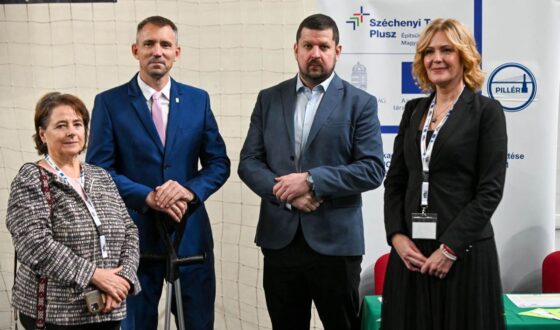 Tamási Ildikó, a Nógrád Megyei Kormányhivatal Foglalkoztatási, Foglalkoztatás-felügyeleti és Munkavédelmi Főosztályának főosztályvezetője; Kreicsi Bálint, Salgótarján polgármestere; Szabó Imre Szilárd, a Szociális és Családügyi Minisztérium foglalkoztatásért és programokért felelős helyettes államtitkára és Handó Beatrix, a Nógrád Megyei Kormányhivatal Salgótarjáni Járási Hivatalának vezetője a salgótarjáni állásbörzén, 2026. október 15-én. (Fotó: Fenyvesi Gábor | Facebook)
