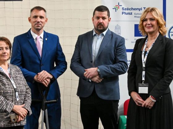 Tamási Ildikó, a Nógrád Megyei Kormányhivatal Foglalkoztatási, Foglalkoztatás-felügyeleti és Munkavédelmi Főosztályának főosztályvezetője; Kreicsi Bálint, Salgótarján polgármestere; Szabó Imre Szilárd, a Szociális és Családügyi Minisztérium foglalkoztatásért és programokért felelős helyettes államtitkára és Handó Beatrix, a Nógrád Megyei Kormányhivatal Salgótarjáni Járási Hivatalának vezetője a salgótarjáni állásbörzén, 2026. október 15-én. (Fotó: Fenyvesi Gábor | Facebook)