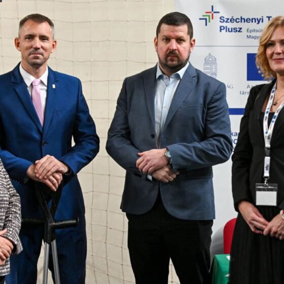 Tamási Ildikó, a Nógrád Megyei Kormányhivatal Foglalkoztatási, Foglalkoztatás-felügyeleti és Munkavédelmi Főosztályának főosztályvezetője; Kreicsi Bálint, Salgótarján polgármestere; Szabó Imre Szilárd, a Szociális és Családügyi Minisztérium foglalkoztatásért és programokért felelős helyettes államtitkára és Handó Beatrix, a Nógrád Megyei Kormányhivatal Salgótarjáni Járási Hivatalának vezetője a salgótarjáni állásbörzén, 2026. október 15-én. (Fotó: Fenyvesi Gábor | Facebook)